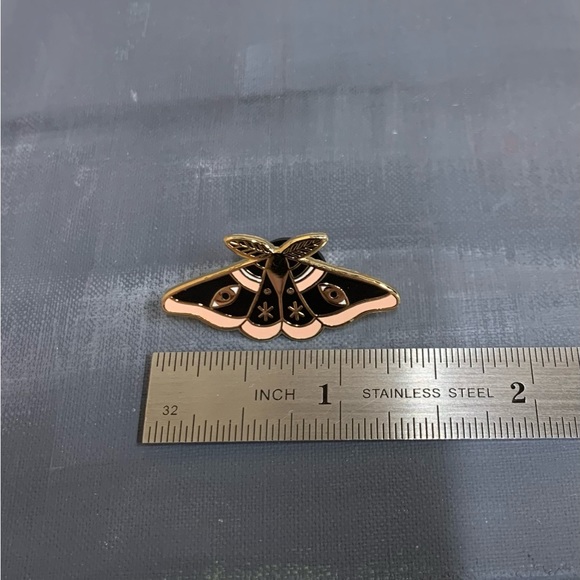 Eradura black moth pin pre-loved gold tone - Picture 8 of 9